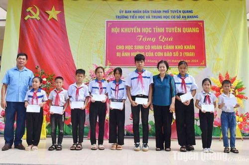 Hội Khuyến học tỉnh trao học bổng, đồ dùng học tập cho học sinh khó khăn bị ảnh hưởng bởi mưa lũ