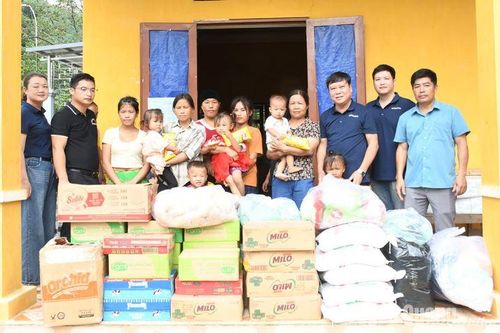 Thăm hỏi, trao quà người dân chịu ảnh hưởng bởi bão lũ xã Linh Phú