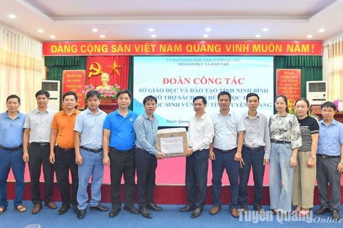 Sở Giáo dục vào Đào tạo tỉnh Ninh Bình tặng trên 293 nghìn bộ sách và đồ dùng học tập cho học sinh vùng lũ Tuyên Quang