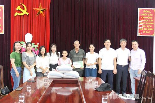 Hỗ trợ kinh phí sửa chữa nhà ở cho bà con bị thiệt hại sau bão lũ