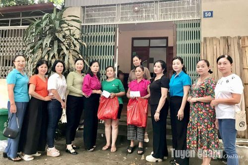 Tặng quà cho các hộ dân bị ảnh hưởng cơn bão số 3 trên dịa bàn thành phố Tuyên Quang