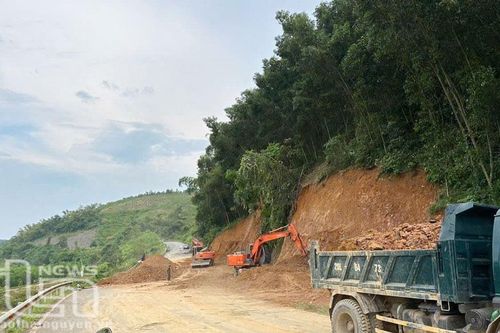 Khắc phục xong điểm sạt lở trên đường Hồ Chí Minh qua huyện Định Hóa
