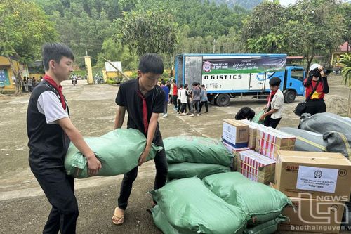 Tặng quà trị giá 190 triệu đồng hỗ trợ học sinh vùng khó
