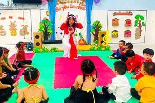 Tổ chức cuộc thi sáng tác lời mới trên làn điệu dân ca Huế