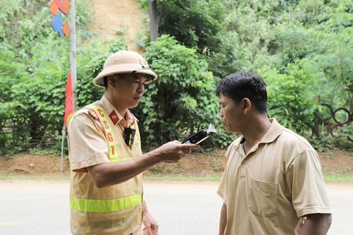 Tuyên truyền, tuần tra đảm bảo an toàn giao thông trên tuyến quốc lộ 6