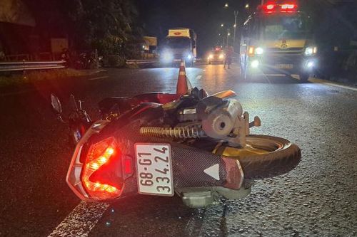 Tự va xe vào dải phân cách, người phụ nữ tử vong trên QL1