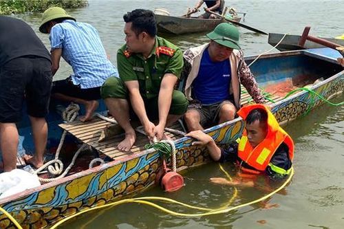 Trục vớt xe ô tô bị rơi xuống nước ở huyện Quốc Oai