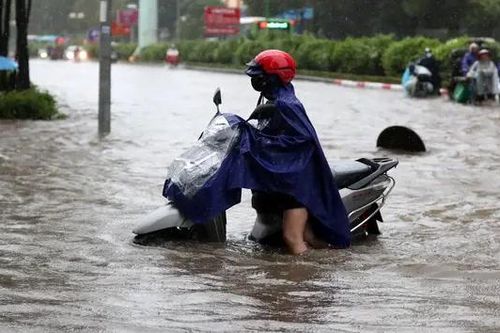 Hà Nội mưa xối xả, cảnh báo ngập lụt nhiều tuyến phố