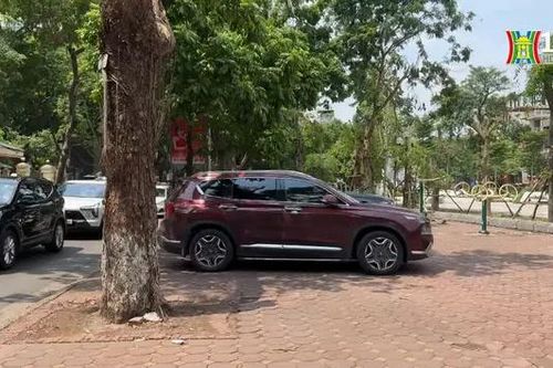 Vườn hoa Vạn Xuân lại bị chiếm dụng vỉa hè