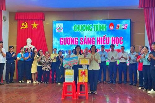 Hội Khuyến học tỉnh Đồng Tháp trao học bổng Gương sáng hiếu học