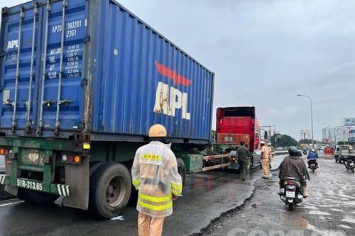 Xe container lấn hết đường, ép ngã xe máy, chèn lên người nữ sinh nguy kịch