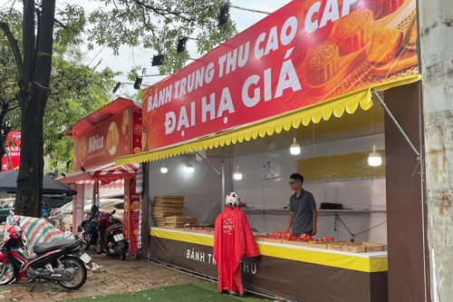 Bánh trung thu giảm giá một nửa, mời chào khách sau rằm
