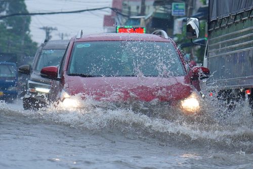 TP.HCM: Mưa kéo dài 5 tiếng, ô tô chết máy, người dân bì bõm lội giữa biển nước