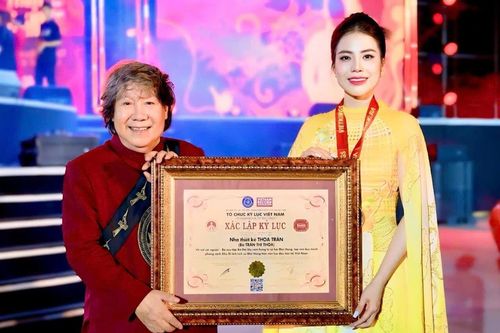NTK Thoa Trần mang áo dài đạt 'Kỷ lục Việt Nam' trình diễn tại Thụy Điển