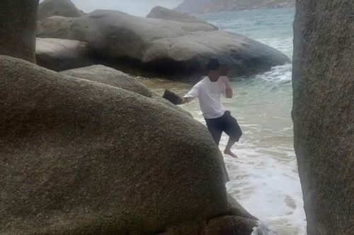 Đứng chụp ảnh trên mỏm đá, du khách rơi xuống biển mất tích