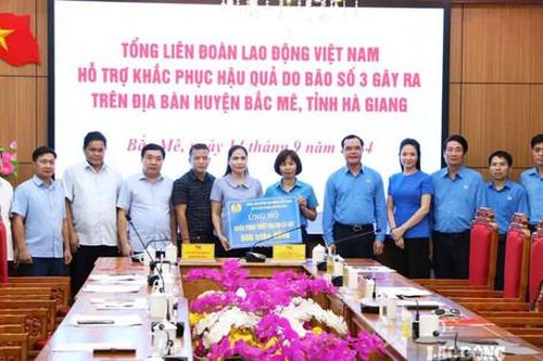 Chủ tịch Tổng LĐLĐ Việt Nam thăm, hỗ trợ người dân bị bão lũ tại Hà Giang