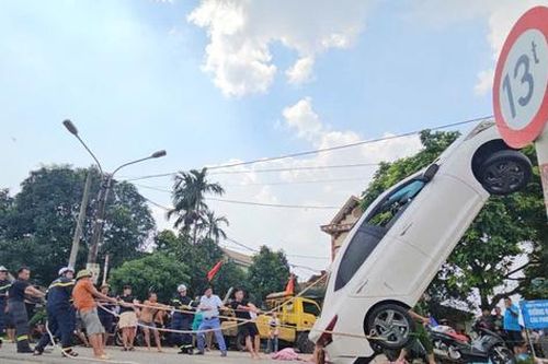Cứu hộ xe ô tô bị rơi xuống nước tại khu Bến Vôi (Quốc Oai)