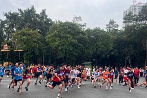 Hơn 400 VĐV tranh tài tại chung kết Giải chạy Báo Hànôịmới quận Cầu Giấy