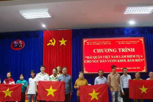 Chương trình 'Hải quân Việt Nam làm điểm tựa cho ngư dân vươn khơi bám biển'