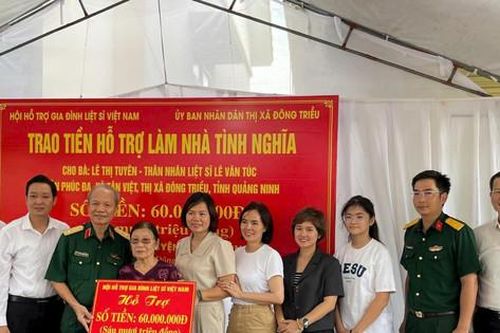 Trao 60 triệu đồng hỗ trợ xây dựng nhà tình nghĩa cho thân nhân liệt sĩ