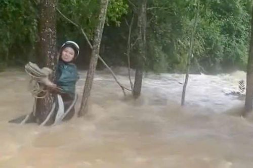 Ném dây thừng cứu sống người phụ nữ bị nước lũ cuốn trôi khi qua cầu tràn