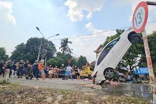 Trục vớt xe ô tô bị rơi xuống nước tại khu vực Bến Vôi