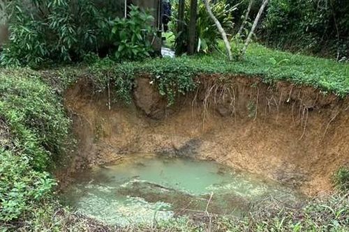 Xuất hiện hố sụt ngay sát nhà dân sau mưa lũ