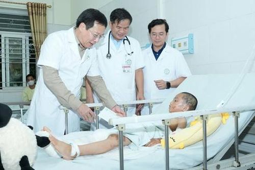 Thứ trưởng Lê Đức Luận cùng Bệnh viện Bạch Mai thăm, hỗ trợ ngành y tế Lào Cai khắc phục mưa bão