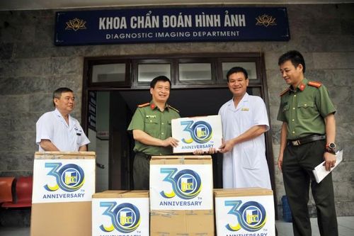 Chia sẻ nghĩa tình với đồng bào vùng bão lũ