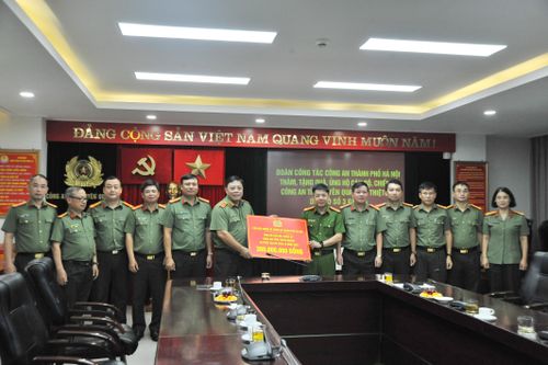Nghĩa tình của Công an Thủ đô với đồng đội ở các tỉnh bị ảnh hưởng nặng nề bởi bão lũ