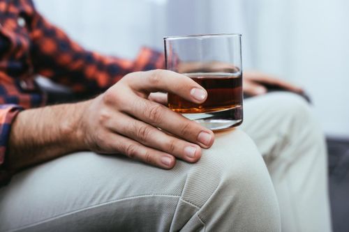 Co cứng toàn thân sau 2 ngày không ăn, chỉ uống rượu