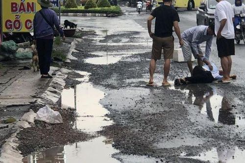 Tai nạn giao thông mới nhất 22/9/2024: sụp ổ gà, người bán vé số nguy kịch