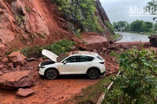 Mưa lớn gây sạt lở nhiều tuyến đường ở Sơn La