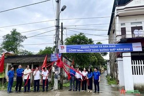 Khánh thành và bàn giao công trình 'Thắp sáng đường quê' 2024