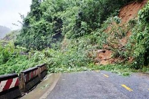 Thanh Hóa: Quốc lộ 15 bị sạt lở nhiều điểm, gây ách tắc, chia cắt giao thông