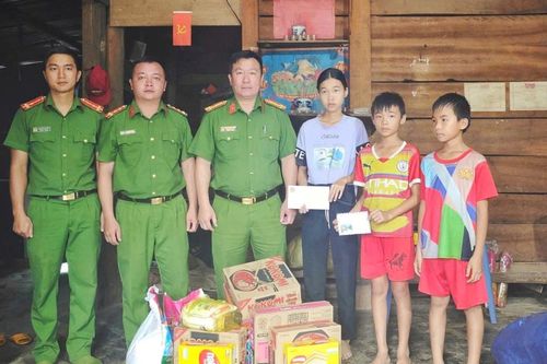Công an Đắk Nông trao tặng quà hỗ trợ 3 chị em mồ côi cả cha lẫn mẹ ở xã Quảng Sơn