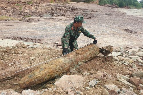 Xử lý thành công quả bom còn nguyên ngòi nổ trồi lên sau mưa bão ở khu vực biên giới