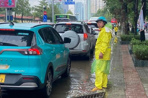 Không khí lạnh tràn về, miền Bắc mưa tầm tã không ngớt