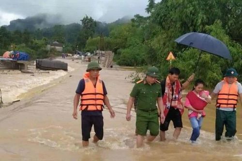 Miền Trung: Nhiều nơi còn ngập, tiếp tục di dời dân