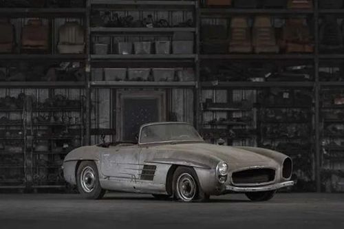 'Đống sắt vụn' Mercedes-Benz 300 SL Roadster có giá 24,3 tỷ đồng