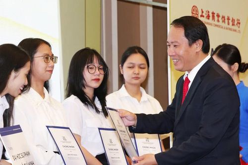 Trao tặng học bổng Đinh Thiện Lý cho học sinh, sinh viên vượt khó