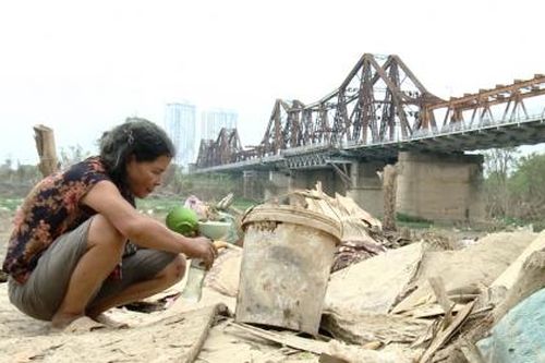 Xóm trọ nghèo ven sông Hồng tan hoang sau mưa lũ