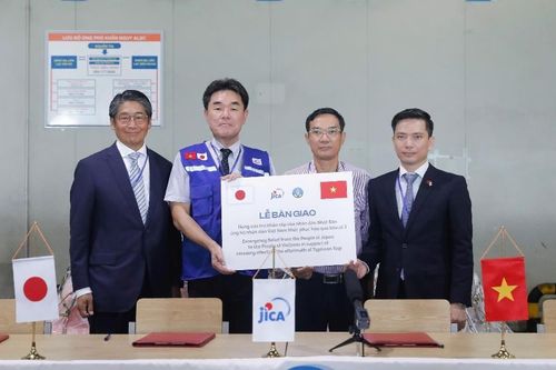 Bạn bè quốc tế giúp Việt Nam vượt qua hậu quả bão lũ