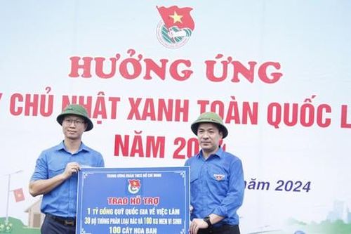 Bí thư Trung ương Đoàn Ngô Văn Cương trao 1 tỉ đồng quỹ việc làm ở Bắc Giang