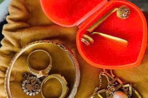 Trao trả bọc vàng cho người bỏ quên trong đồ từ thiện vùng lũ