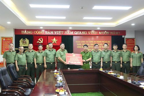 Tô đậm truyền thống Công an Thủ đô 'vì nước quên thân, vì dân phục vụ'