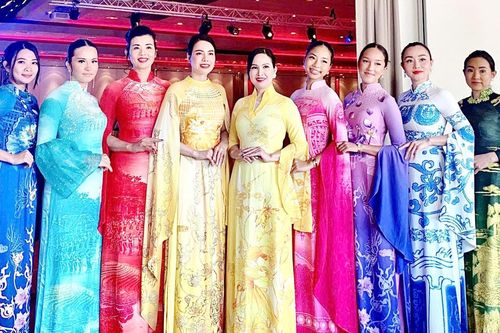Áo dài 'Kỷ lục Việt Nam' trình diễn tại Thụy Điển