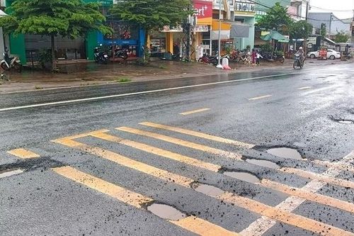 Mặt đường vừa thảm nhựa đã chi chít 'ổ gà', tiềm ẩn nguy cơ tai nạn