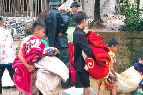 Khối đất, đá lớn sạt lở xuống ký túc xá, uy hiếp hàng trăm học sinh