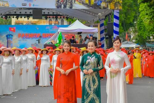 700 người mặc áo dài xếp hình Cột cờ Hà Nội, phát động ủng hộ đồng bào lũ lụt